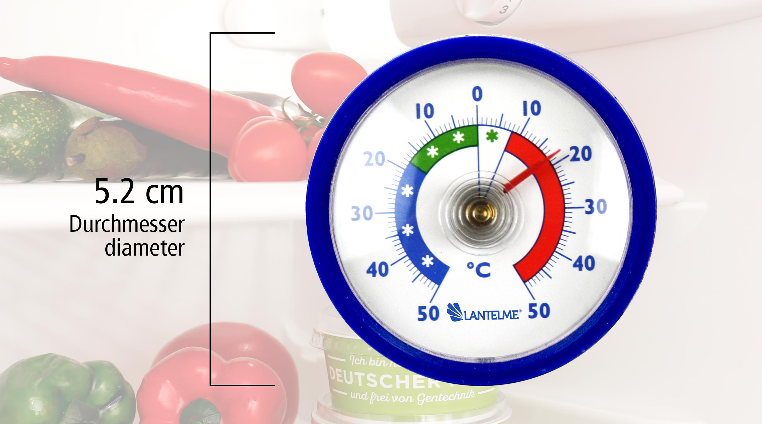 Rundes Kühlschrankthermometer mit blauem Rand und 5.2 cm Durchmesser vor unscharfem Gemüse.