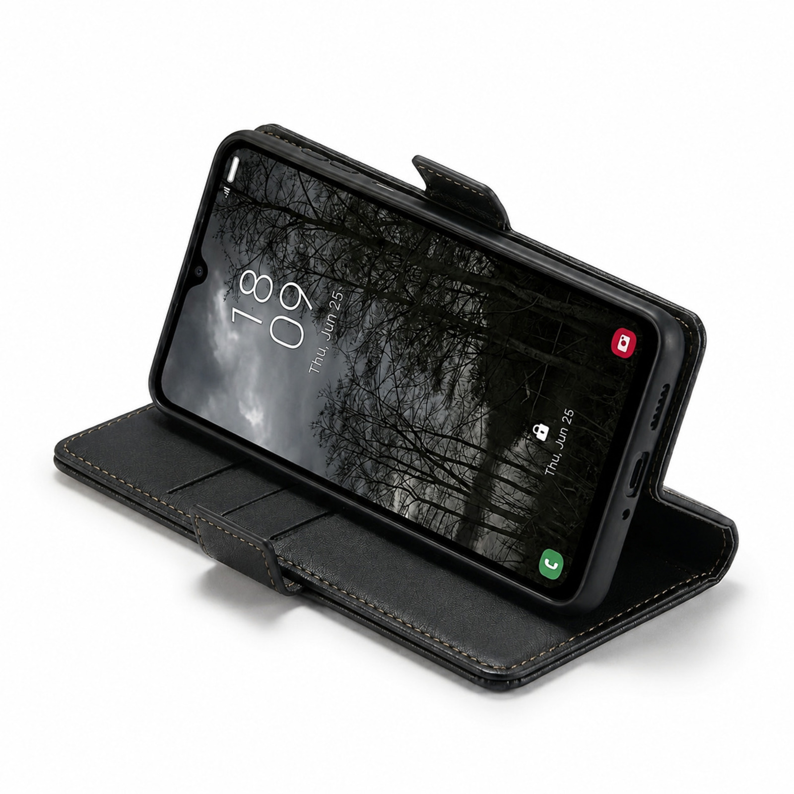 Ein schwarzes Leder-Flip-Case hält ein Smartphone mit Sperrbildschirm und Wald-Hintergrund auf weißem Grund.