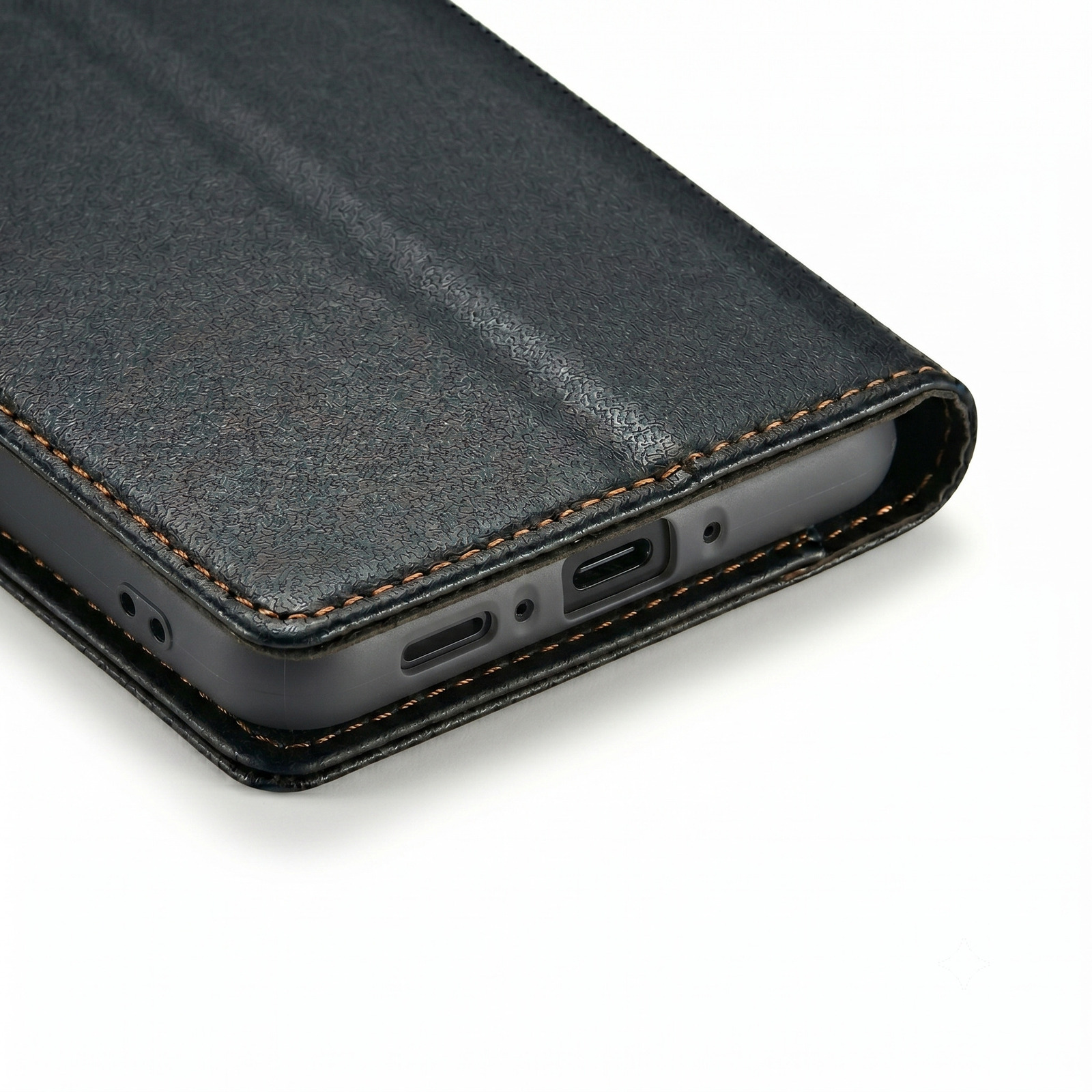 Ein schwarzes Leder-Klappetui für ein Smartphone auf weißem Hintergrund, mit sichtbaren Nähten und Anschlüssen.