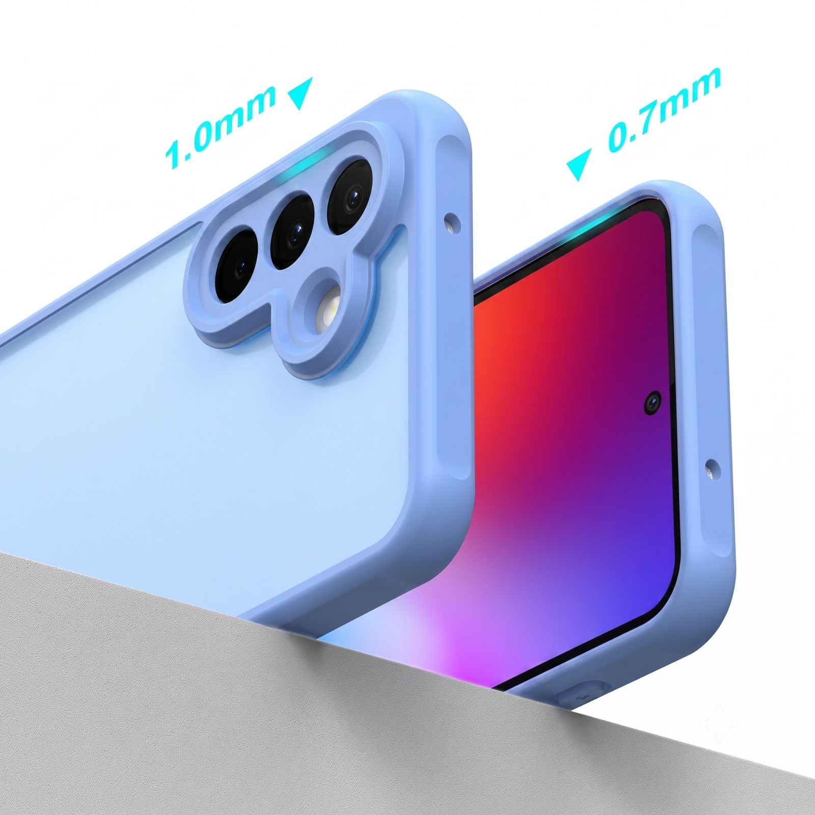 Hellblaue Handyhülle mit 1,0 mm Kameraschutz und 0,7 mm Bildschirmrand auf weißem Hintergrund.
