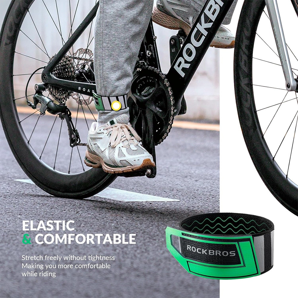 Un ciclista indossa una fascia catarifrangente verde per pantaloni Rockbros alla caviglia.