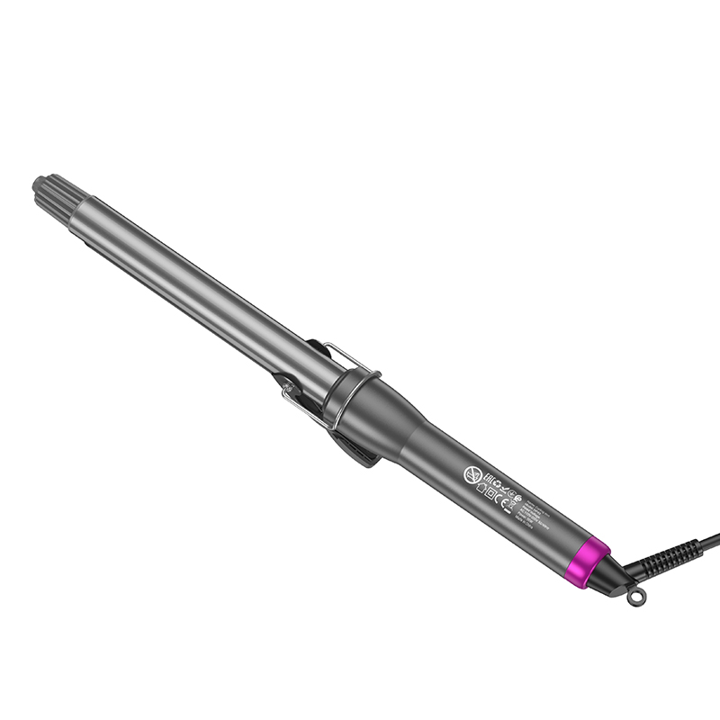 Ein eleganter dunkelgrauer Lockenstab mit einem hellen rosa Akzentring in der Nähe des Grundes und einem schwarzen Stromkabel.