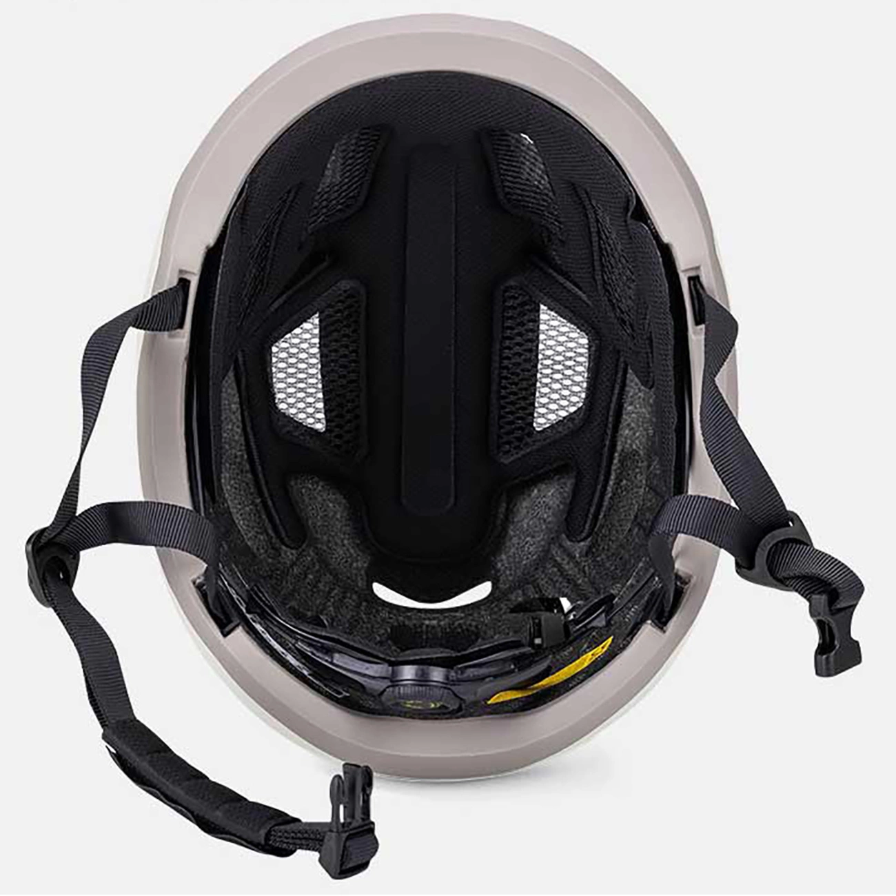 Vista interna di un casco beige con imbottitura nera, prese d'aria in rete e cinghie su sfondo bianco.
