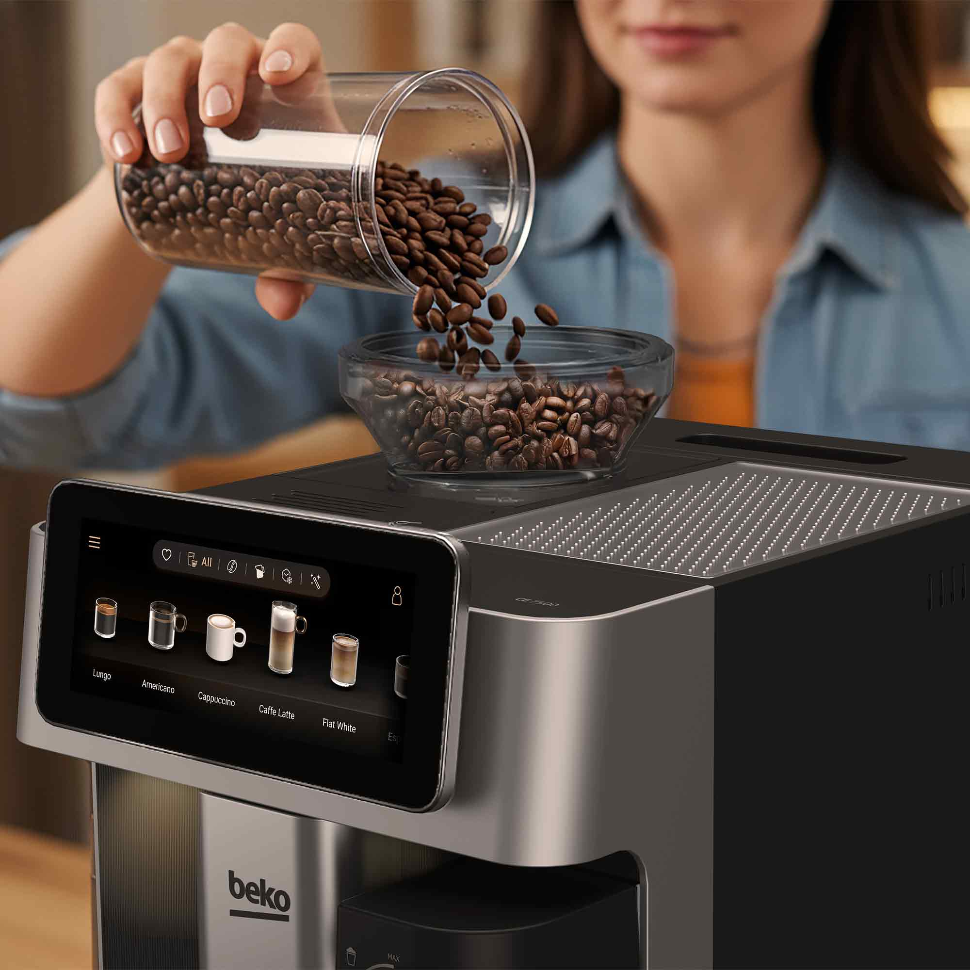 Eine Frau gießt Kaffeebohnen in den Behälter einer modernen Beko Kaffeemaschine.