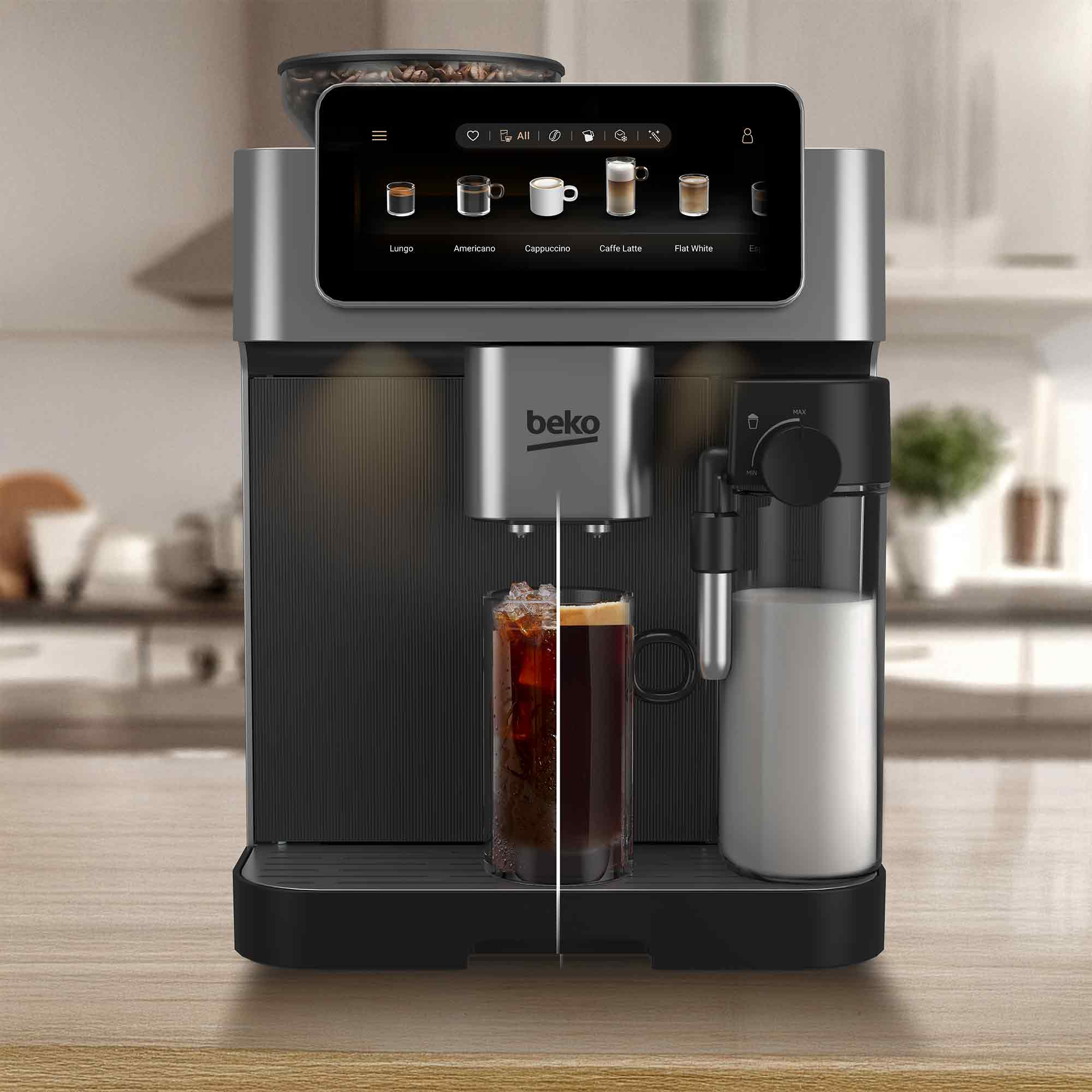 Eine silberne Beko-Kaffeeemaschine mit Touchscreen steht auf einer Küchentheke, davor ein Glas Eiskaffee.