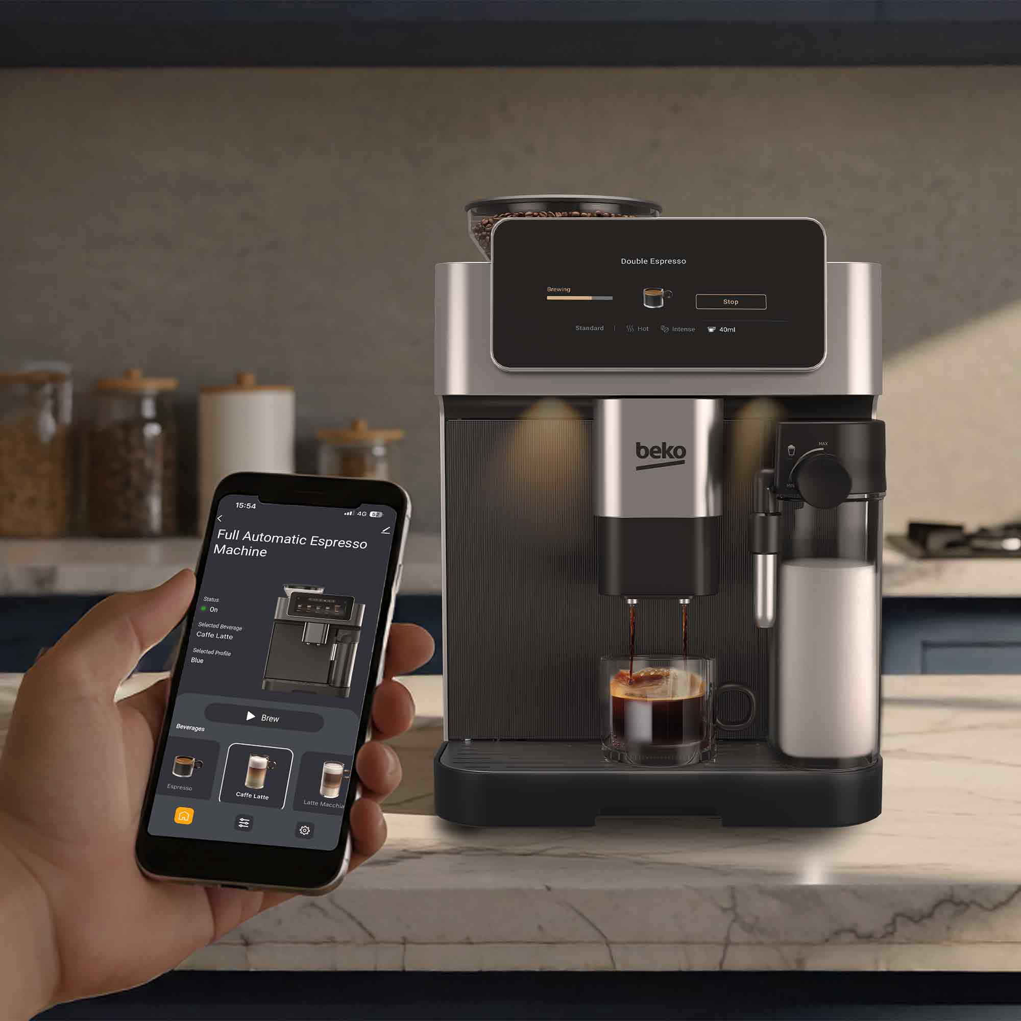 Moderne Beko-Espressomaschine wird von einer Smartphone-App auf einer Arbeitsplatte bedient.