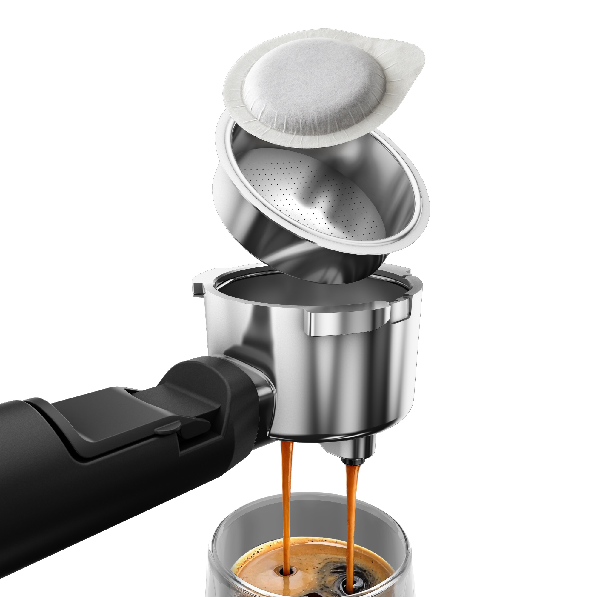 Espressomaschinen-Siebträger mit Kaffeepad, der Kaffee in ein Glas gießt vor weißem Hintergrund.