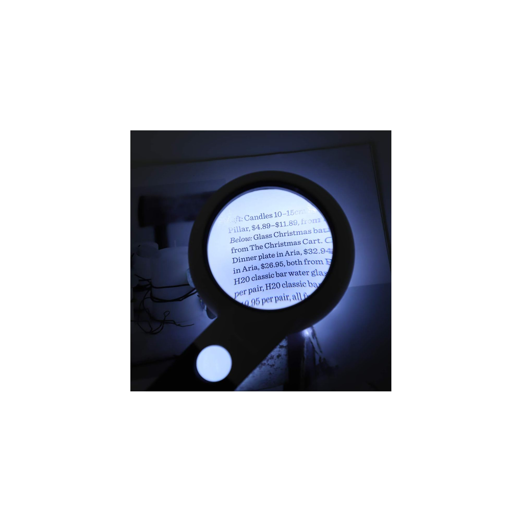 Eine Handlupe mit LED-Beleuchtung vergrößert Text auf einem gedruckten Dokument.