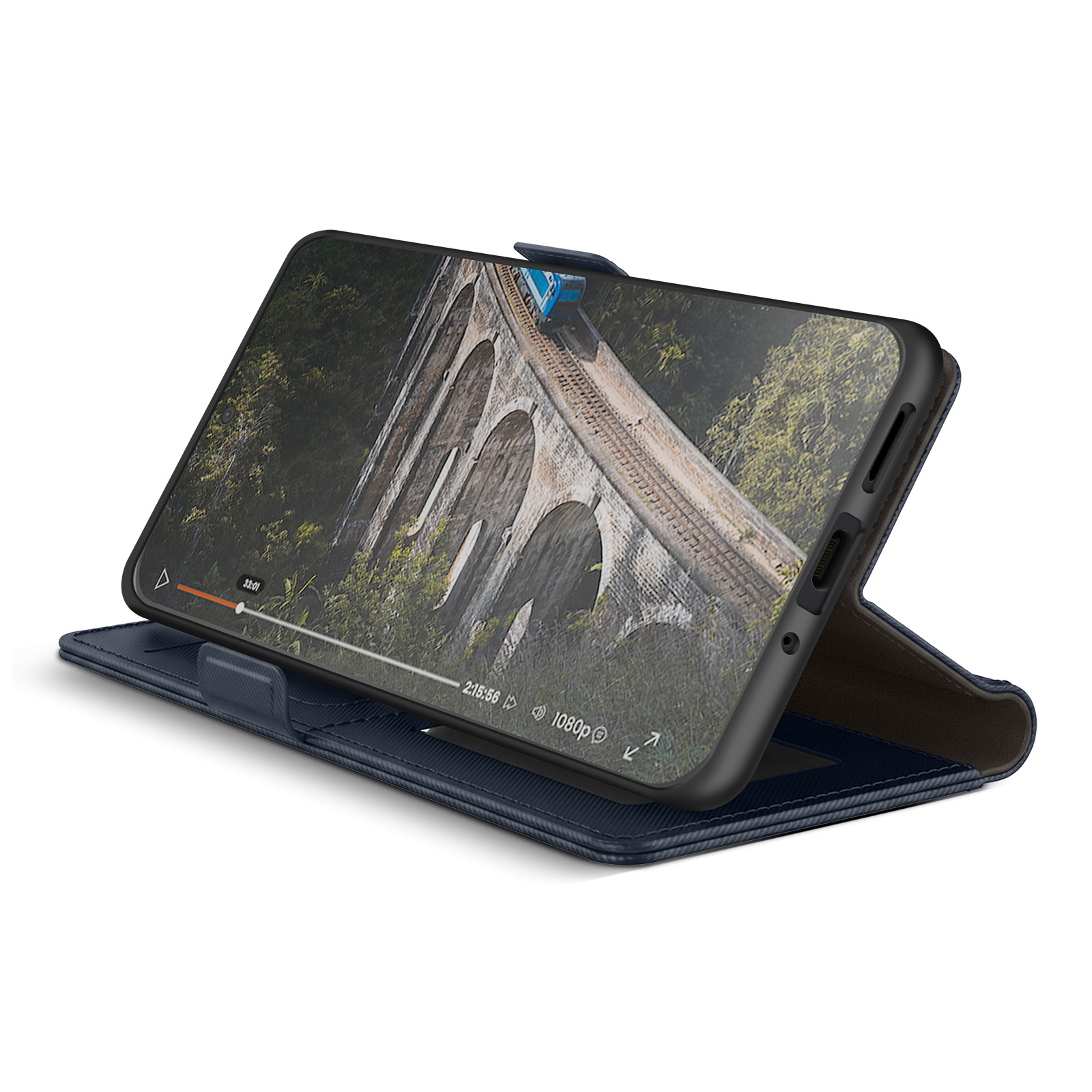 Ein Smartphone in einer dunkelblauen Ledertasche zeigt ein Video von einem Zug auf einer Steinbrücke.