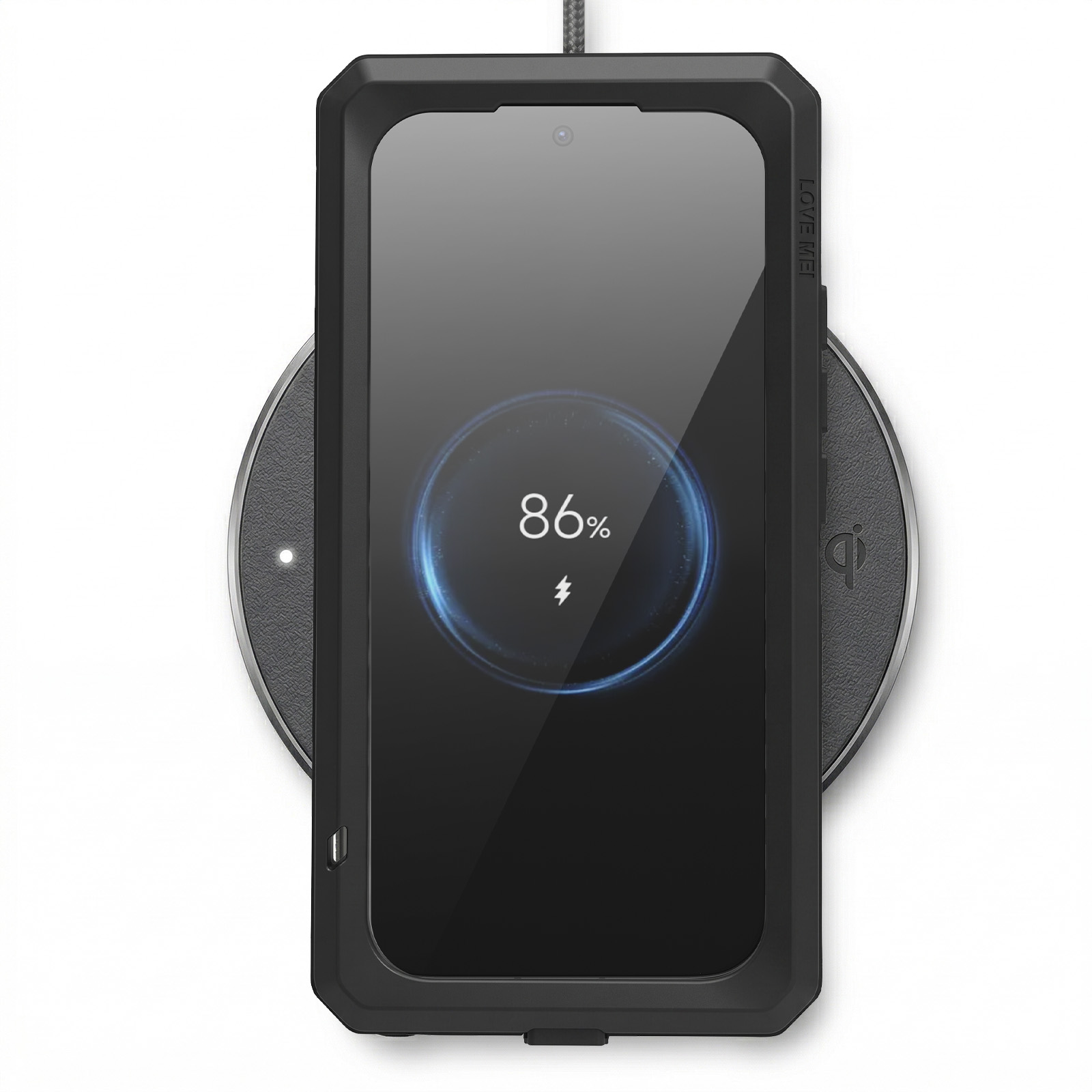 Ein schwarzes Smartphone in einer Schutzhülle liegt auf einem runden kabellosen Ladegerät mit 86% Akkuanzeige.