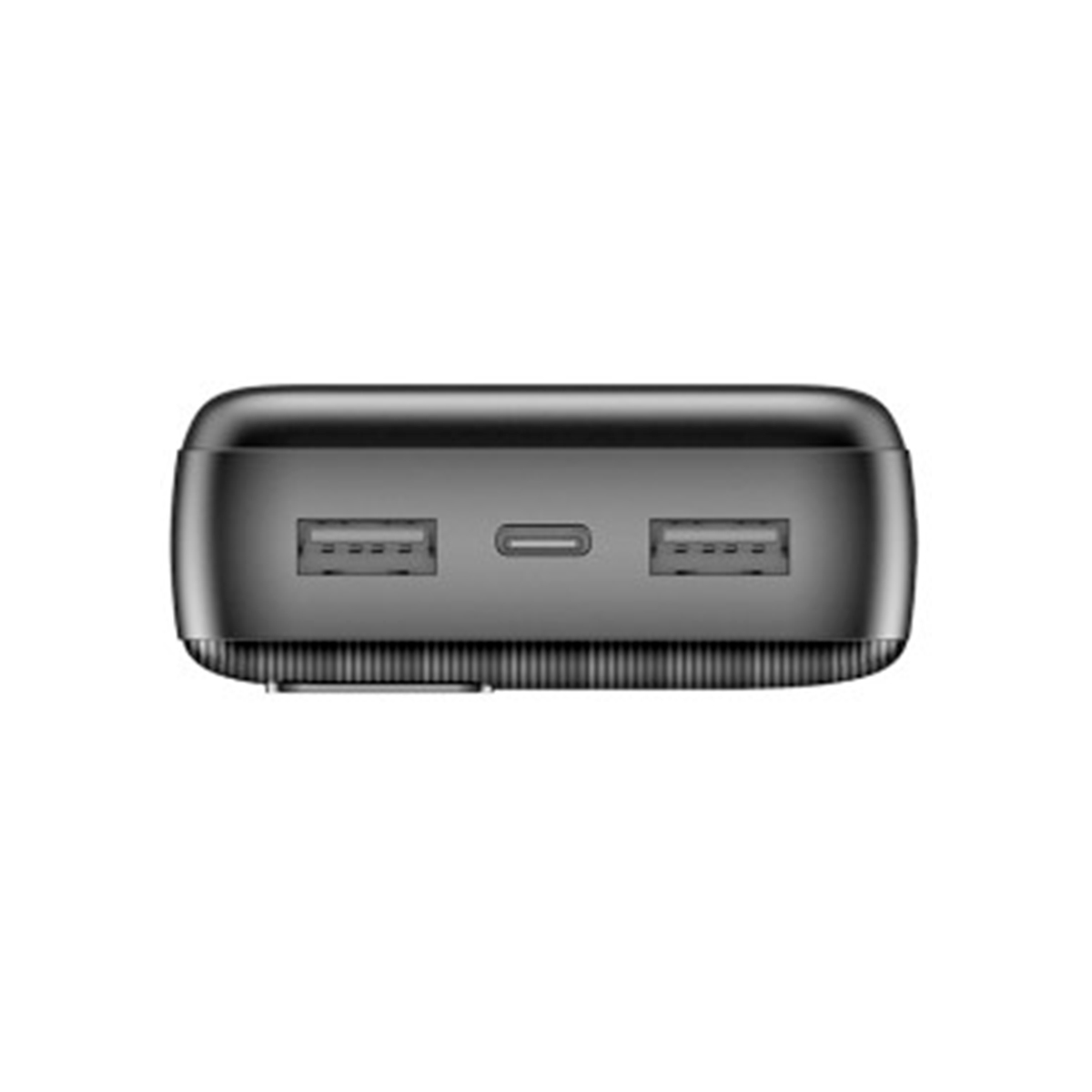 Eine schwarze Powerbank mit zwei USB-Anschlüssen und einem USB-C-Anschluss in der Mitte.