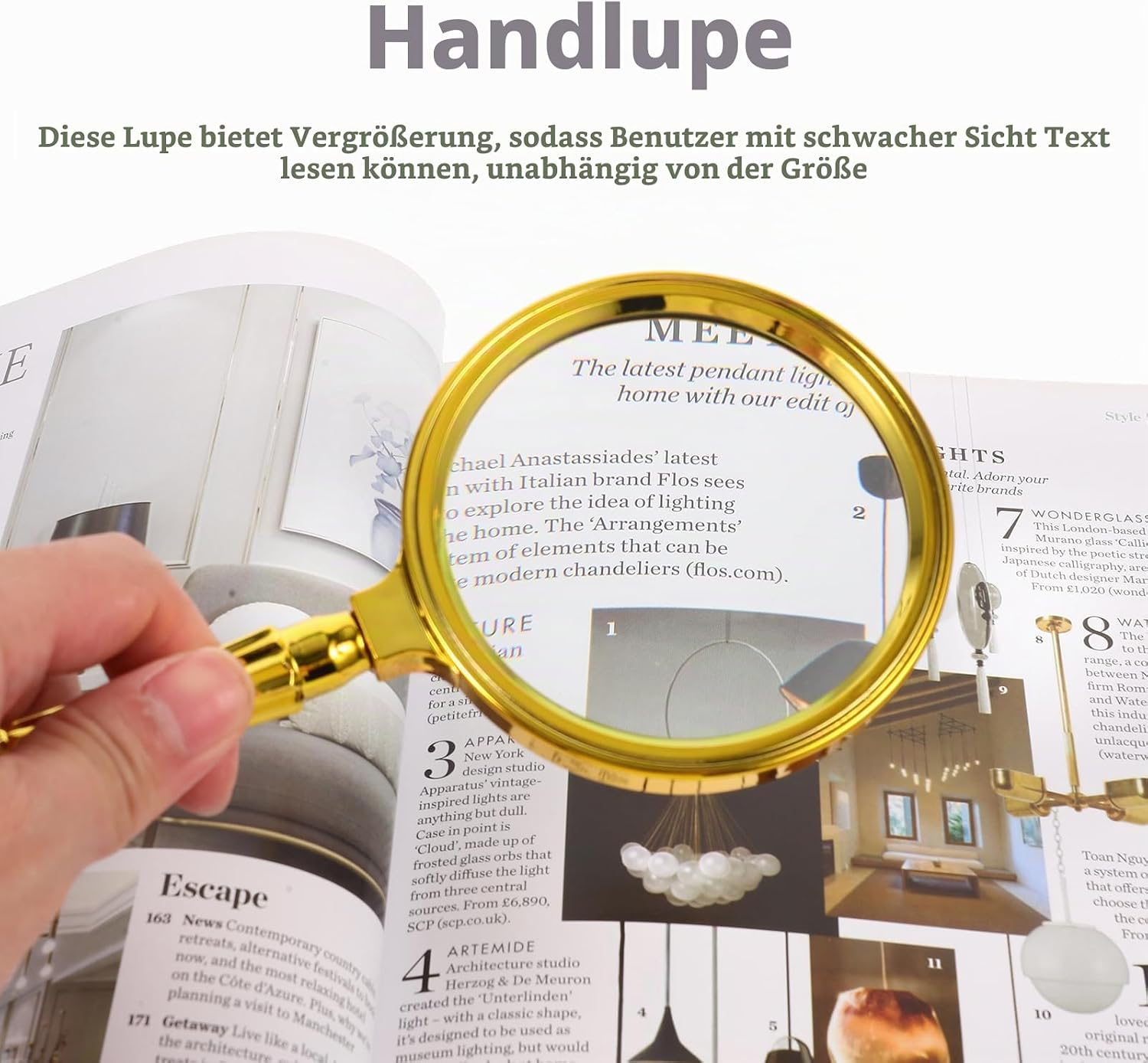 Eine Hand hält eine goldene Lupe über eine Magazineseite mit Text und Bildern.
