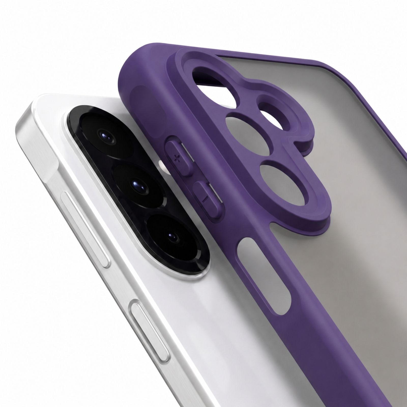Nahaufnahme eines weißen Smartphones mit dreifacher Kamera und einer lilafarbenen Schutzhülle mit Aussparungen.