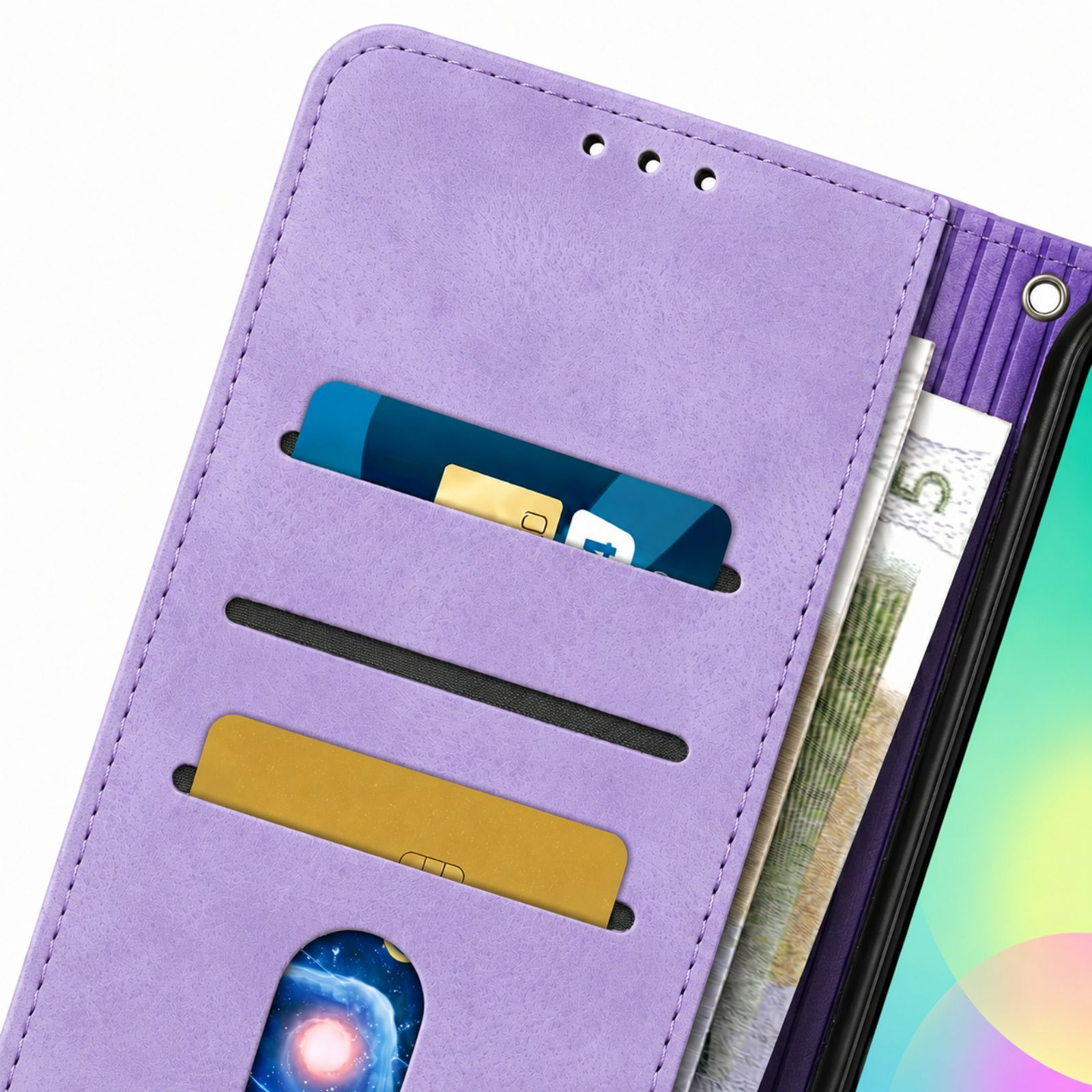 Nahaufnahme einer lila Leder-Handyhülle mit Kartenfächern für Karten und einer Tasche mit Bargeld.