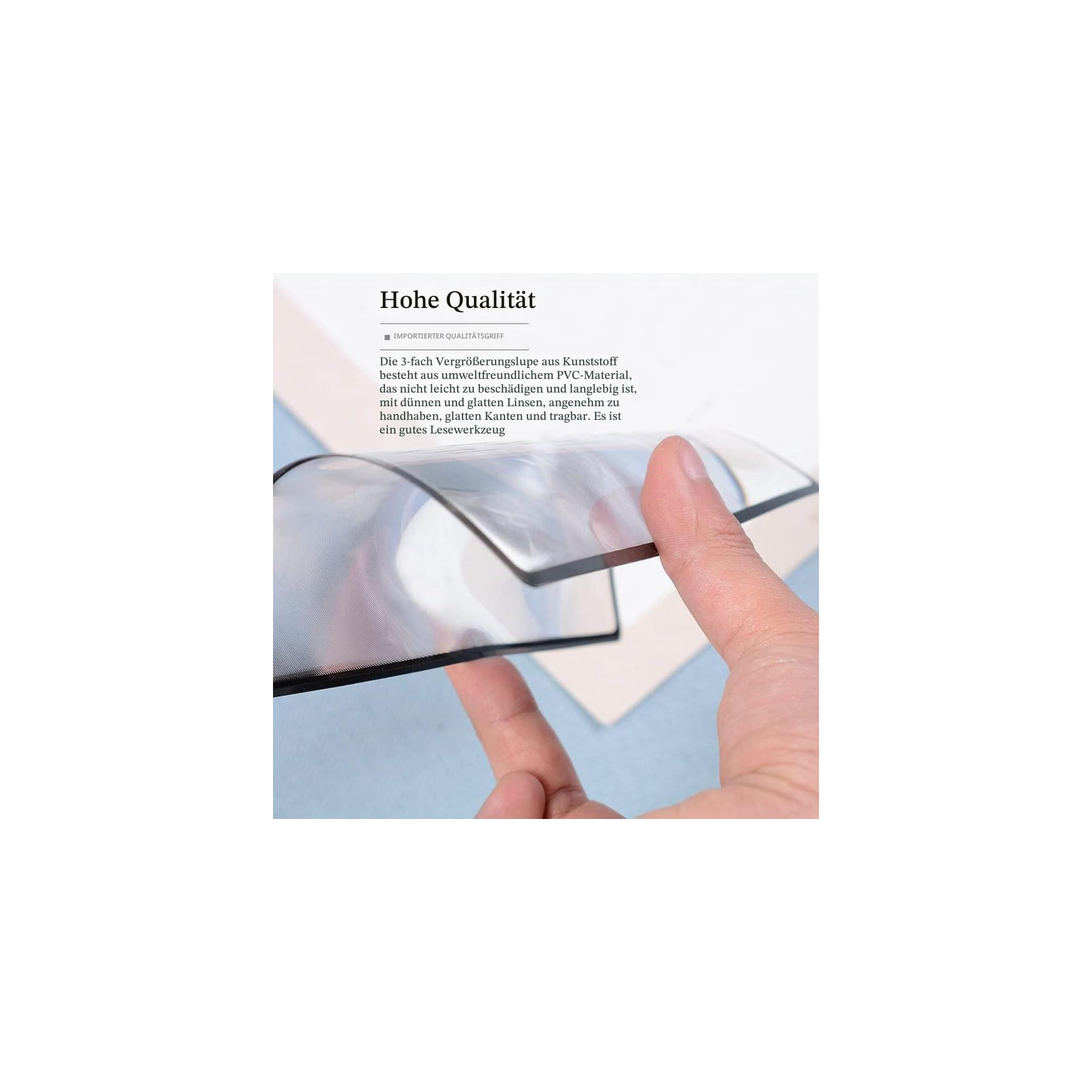 Eine Hand biegt eine flexible, durchsichtige PVC-Vergrößerungslupe.
