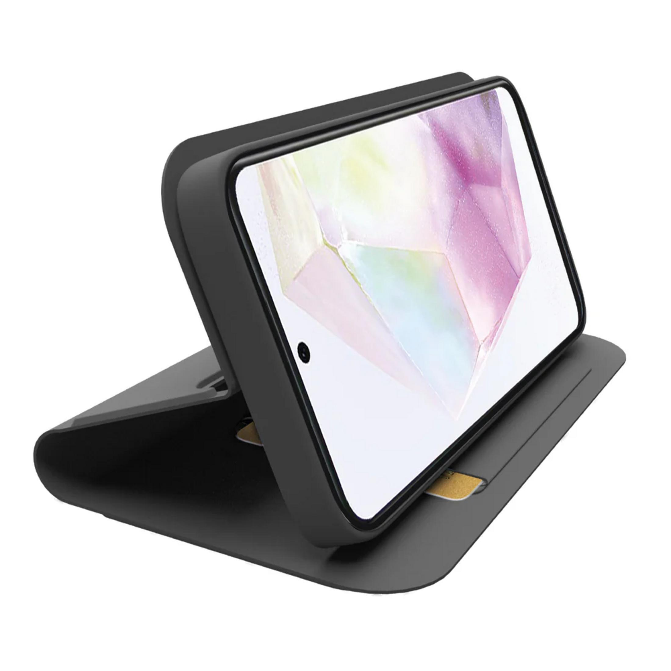 Ein schwarzes Smartphone in einer Klapphülle mit Ständerfunktion und integrierten Kartenfächern auf weißem Grund.