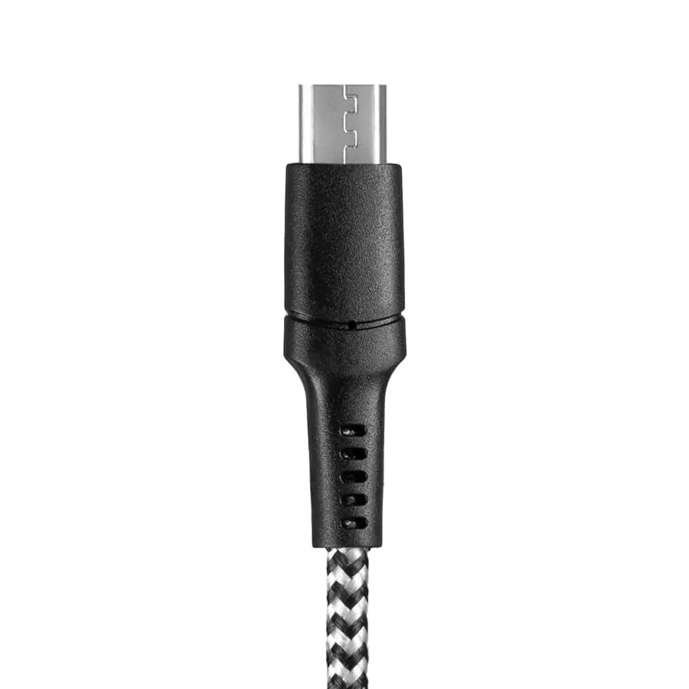 Zbliżenie srebrnego złącza micro-USB z czarną obudową i czarno-białym kablem w oplocie na białym tle.