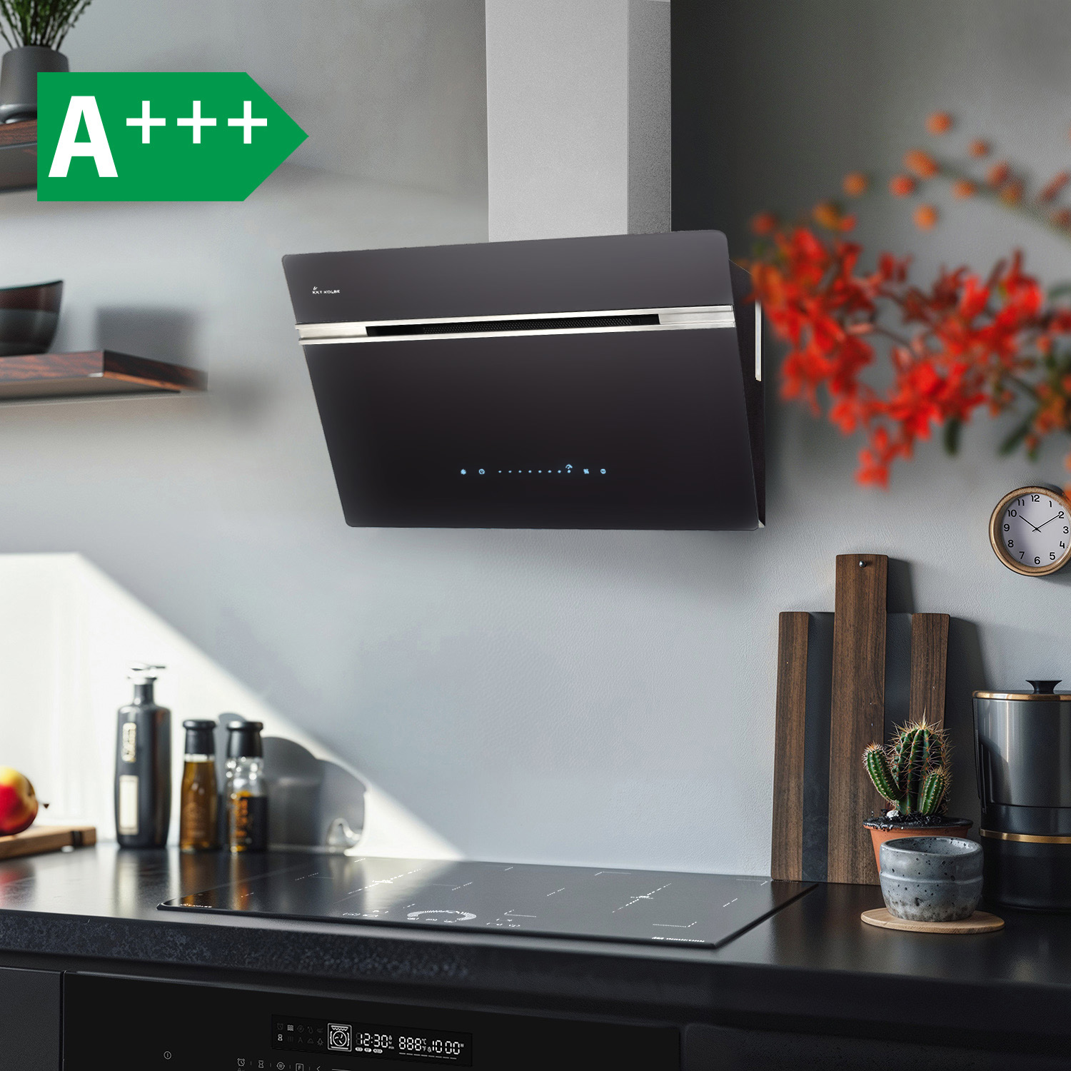 Moderna cappa aspirante nera sopra un piano cottura con etichetta A+++.