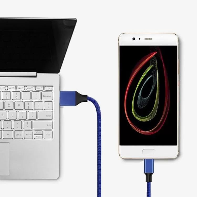 Niebieski pleciony kabel łączy srebrny laptop i smartfon z kolorowym tłem.
