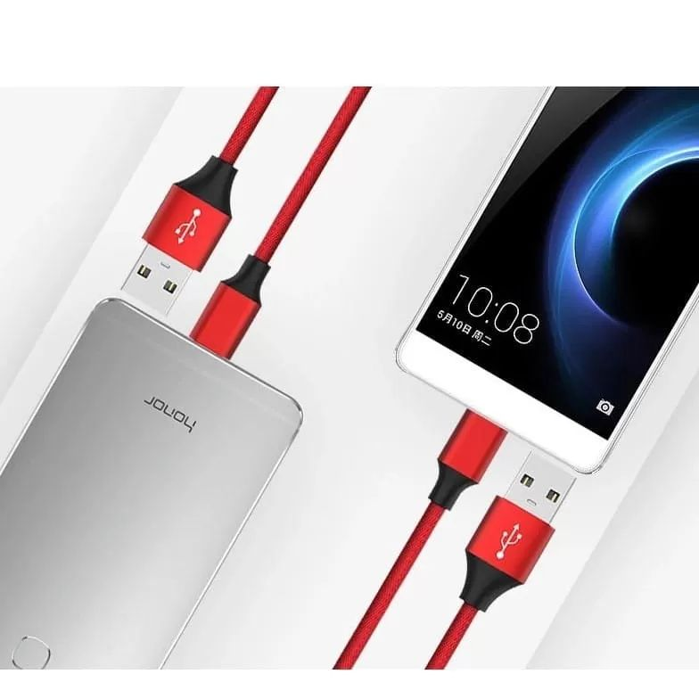 Srebrny smartfon i powerbank połączone czerwonymi plecionymi kablami USB na białym tle.