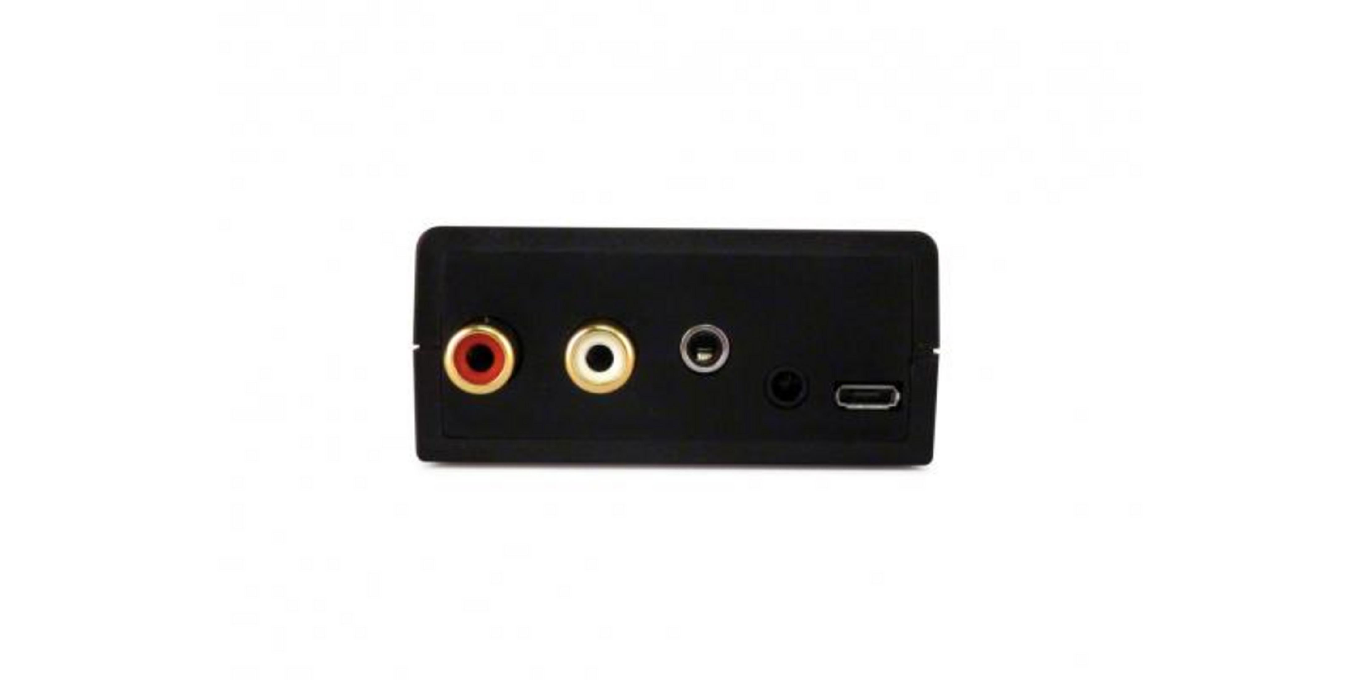 Czarne urządzenie elektroniczne z gniazdami audio, portem aux i portem micro USB na białym tle.