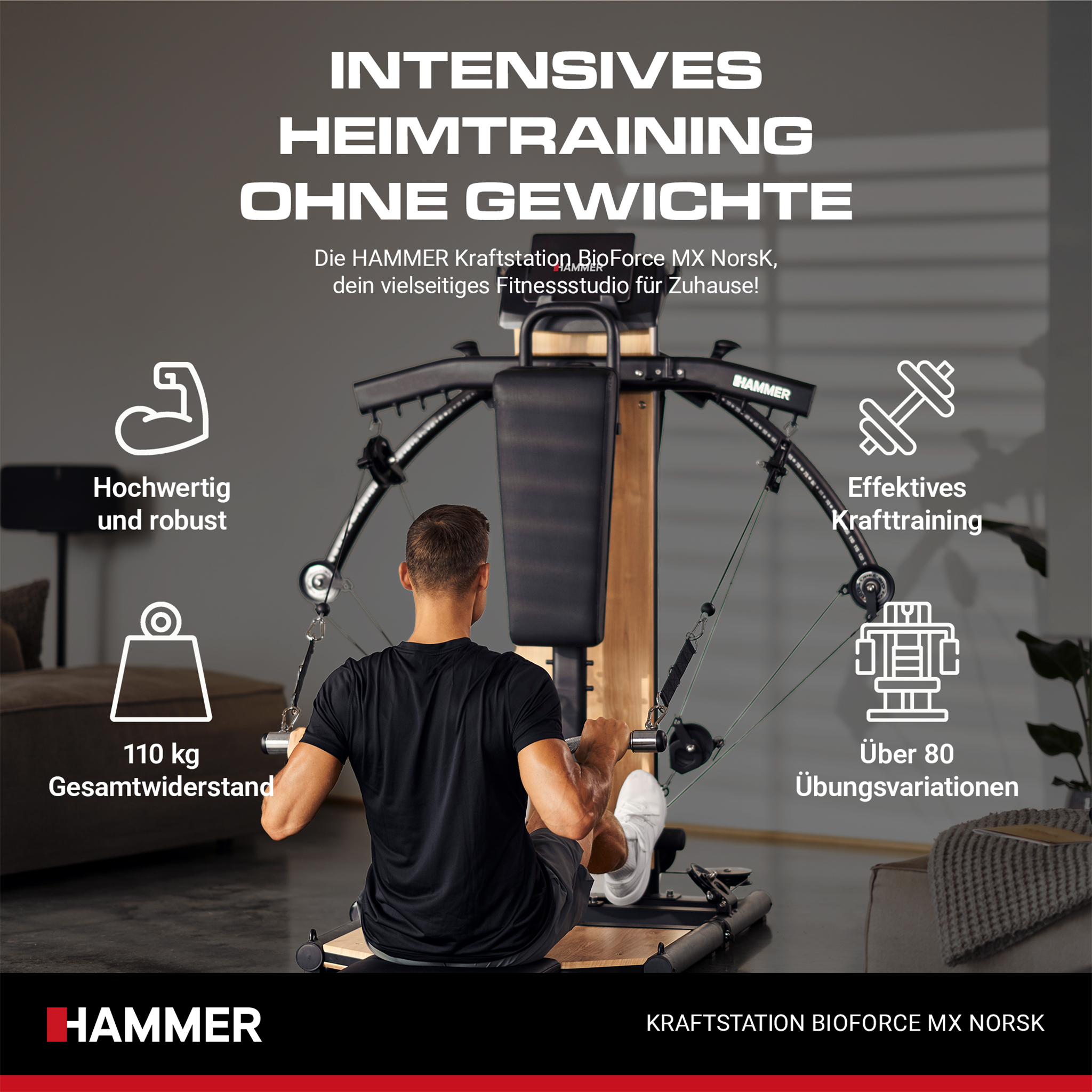Ein Mann trainiert im Wohnzimmer an einer modernen HAMMER Kraftstation mit Seilzügen und Holzelementen.
