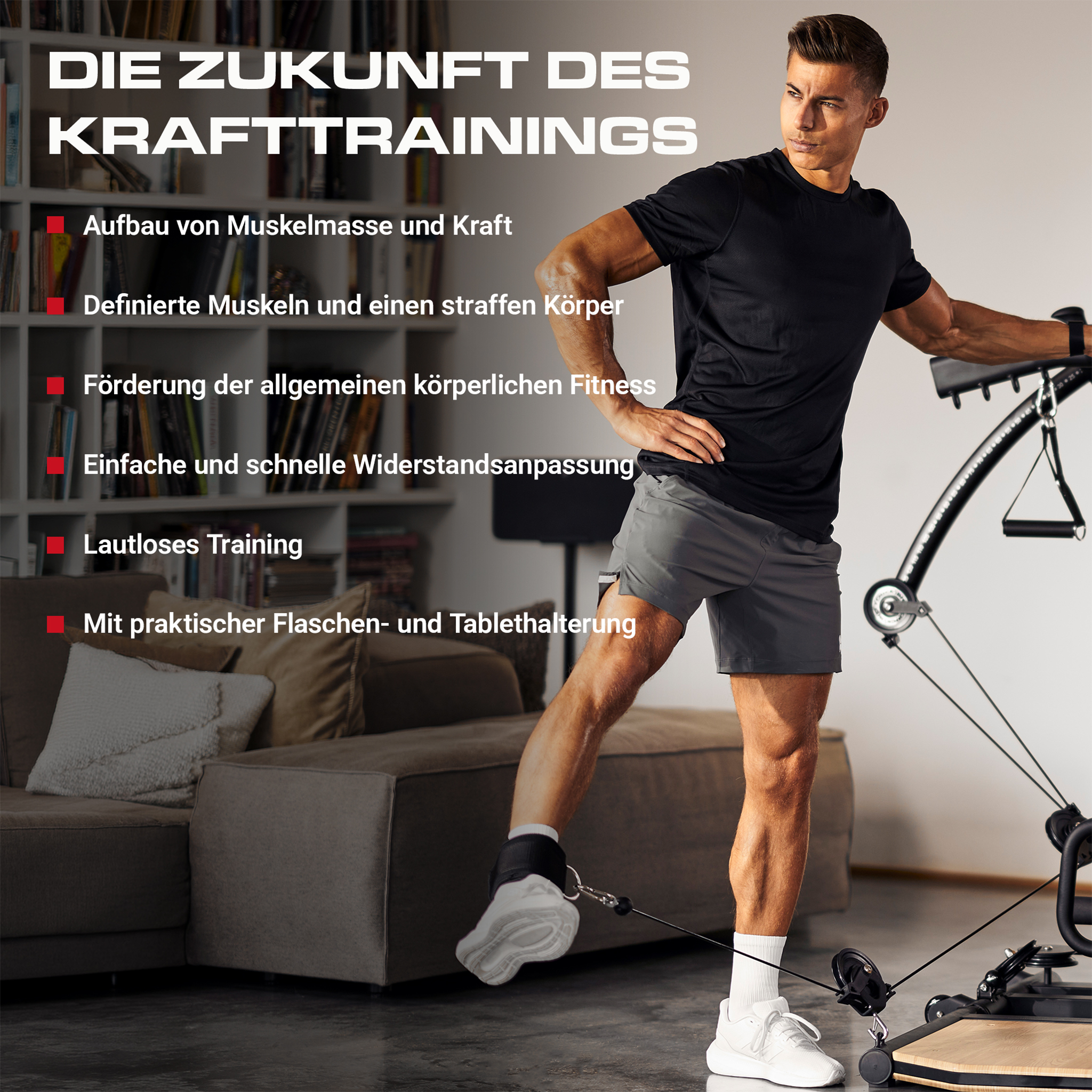 Ein Mann trainiert mit einem Fitnessgerät in einem Wohnzimmer mit Bücherregal.