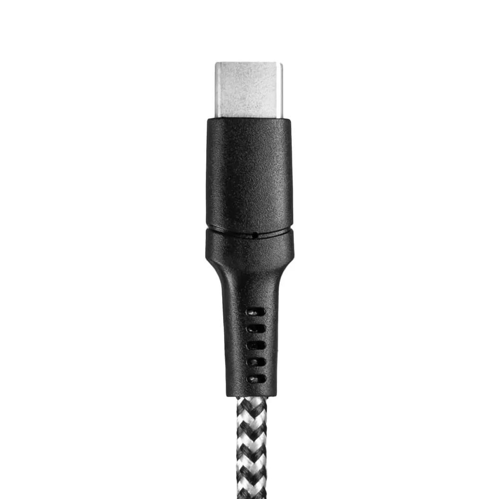 Zbliżenie czarnego złącza kabla USB-C z plecionym sznurem na białym tle.