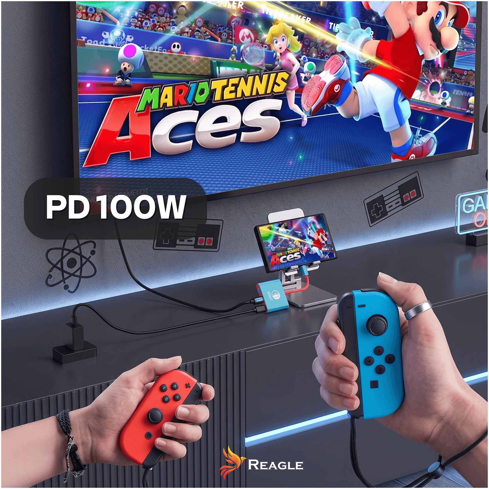 Zwei Hände halten rote und blaue Joy-Con-Controller, im Hintergrund läuft Mario Tennis Aces auf einem Fernseher.