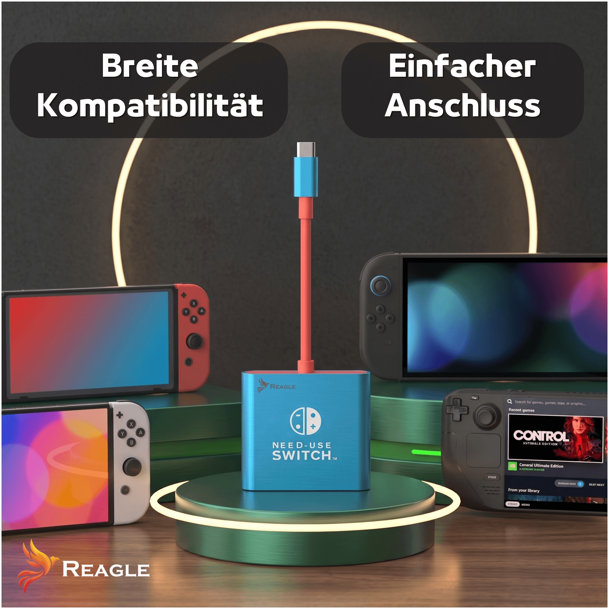Ein blauer Reagle-Adapter mit USB-C-Kabel auf einem Podest, umgeben von Spielkonsolen und deutschen Textfeldern.