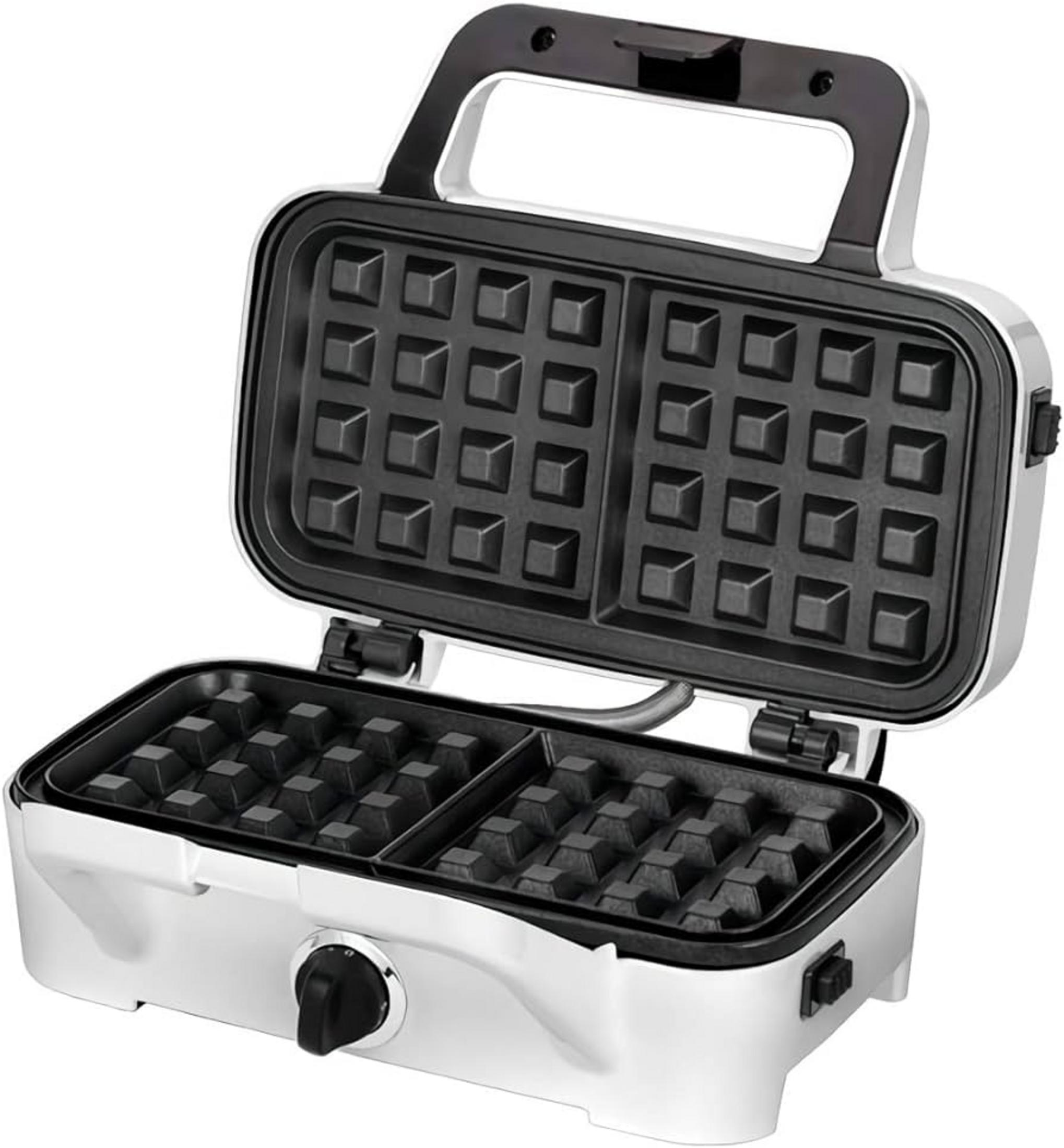 Una piastra per waffle argentata aperta con manico nero e piastre antiaderenti su sfondo bianco.