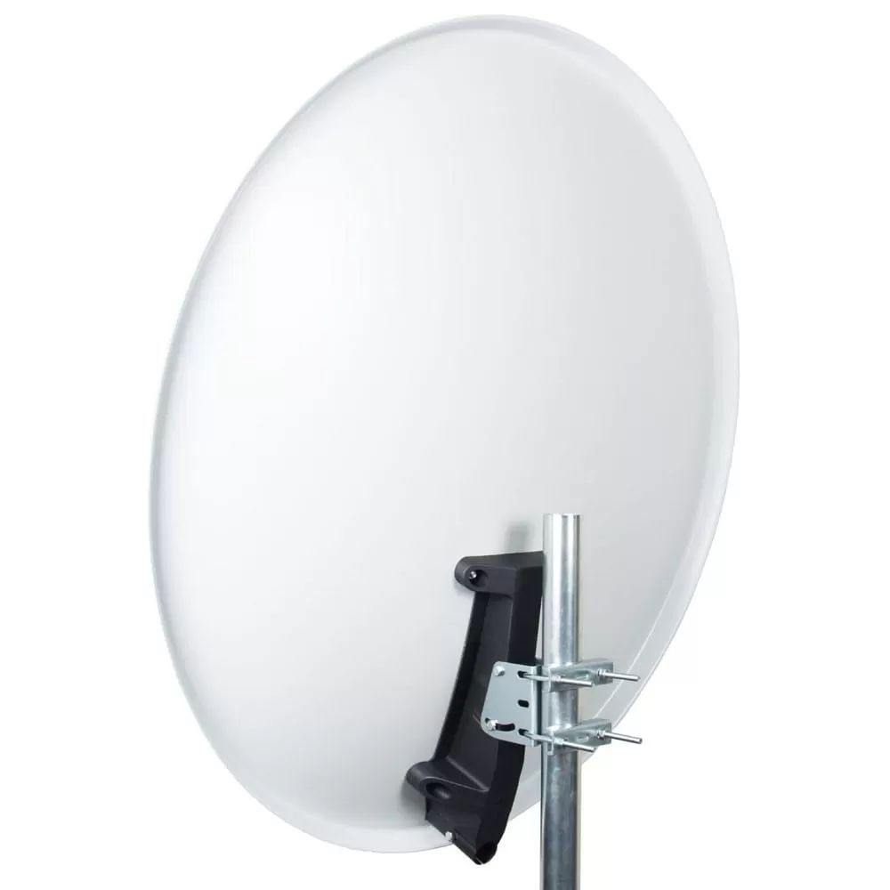 Biała antena satelitarna zamontowana na metalowym maszcie na białym tle.