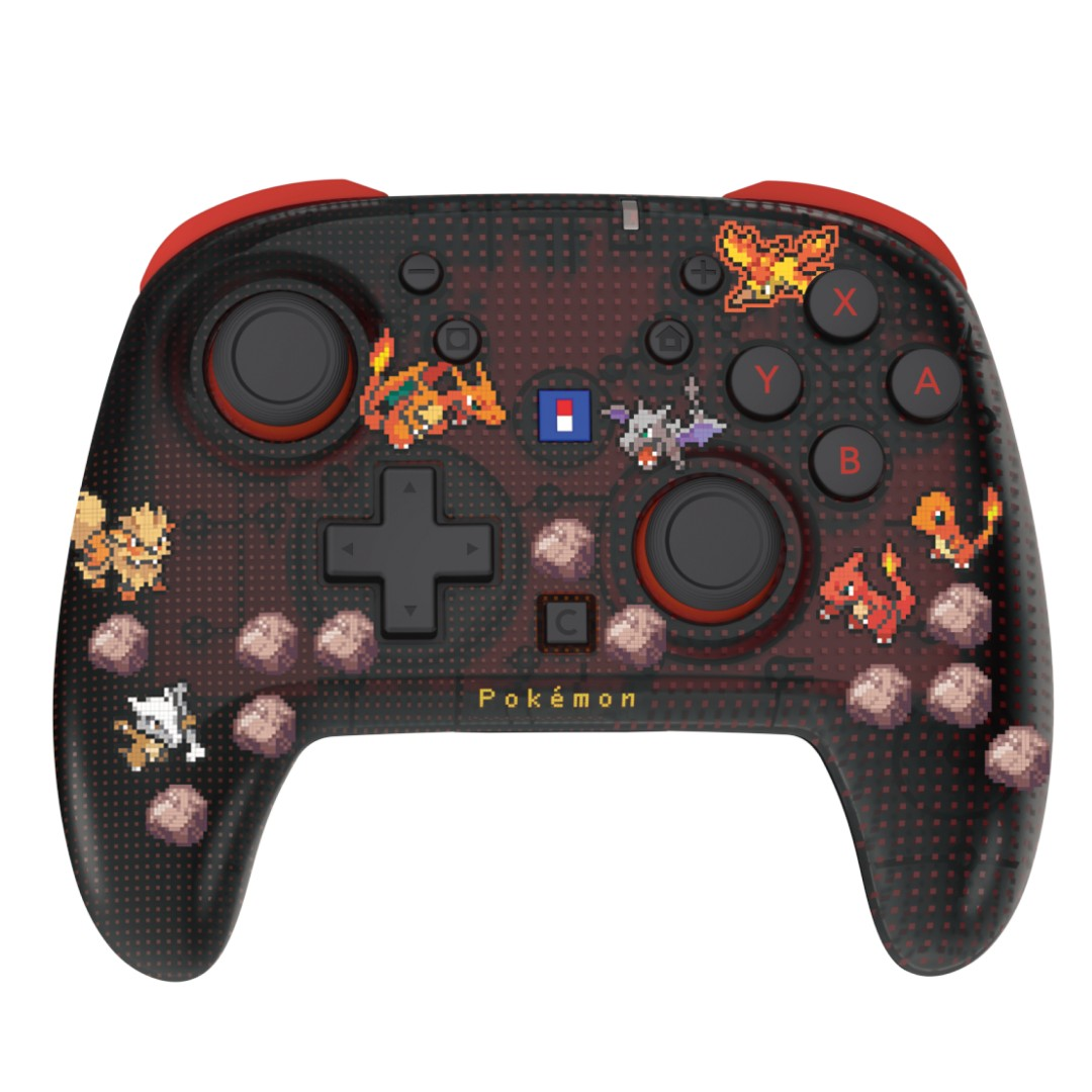 Ein schwarzer Gamepad mit rotem Rand, verziert mit Pixel-Art-Pokémon und Steinen auf einer grauen Fläche.