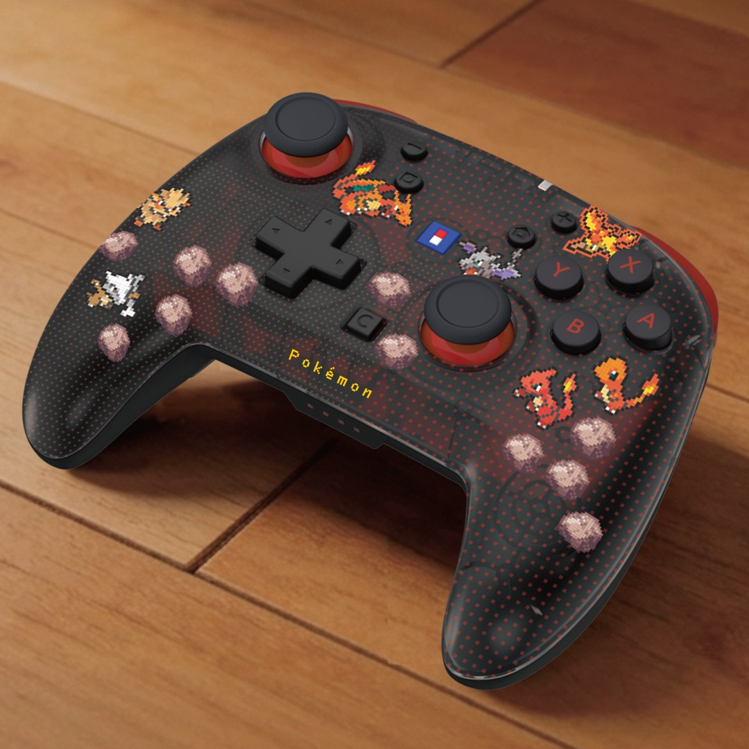 Ein schwarz-roter Pokemon-Gamecontroller mit Pixelkunst-Motiven auf einer Holzoberfläche.