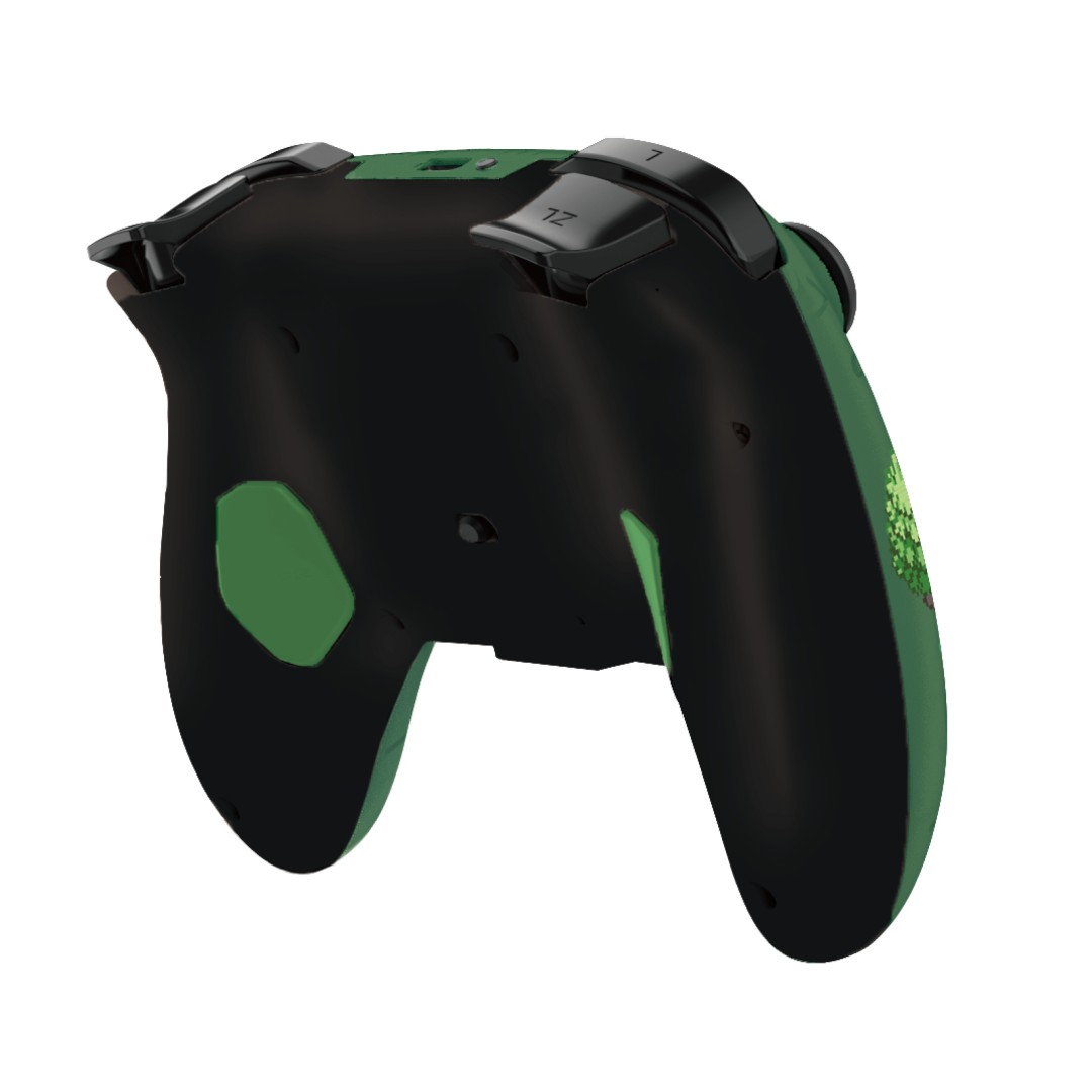 Rückansicht eines schwarz-grünen Gamepads mit Schultertasten und Gummigriffen auf weißem Hintergrund.