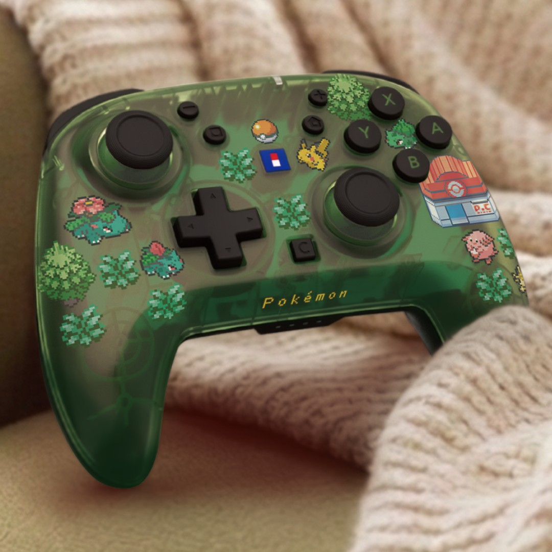 Ein transparenter grüner Pokémon-Controller liegt auf einer Decke.