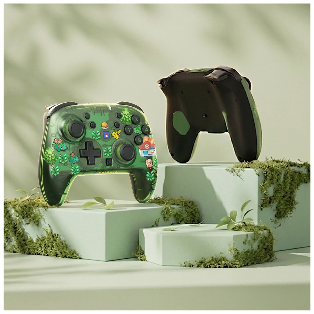 Zwei grüne transparent Pokémon-Gaming-Controller auf moosbedeckten hellgrünen Sockeln.