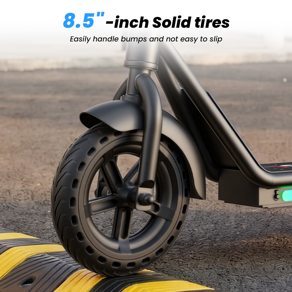 Hulajnoga elektryczna z pełnymi oponami 8,5 cala przejeżdża przez próg zwalniający.