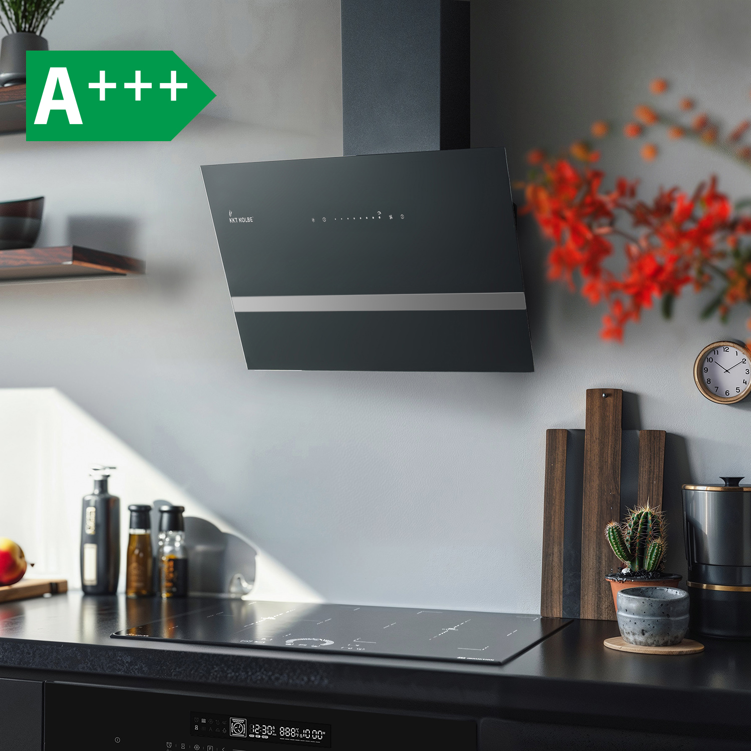 Moderna cappa aspirante nera sopra un piano cottura in una cucina con efficienza energetica A+++.