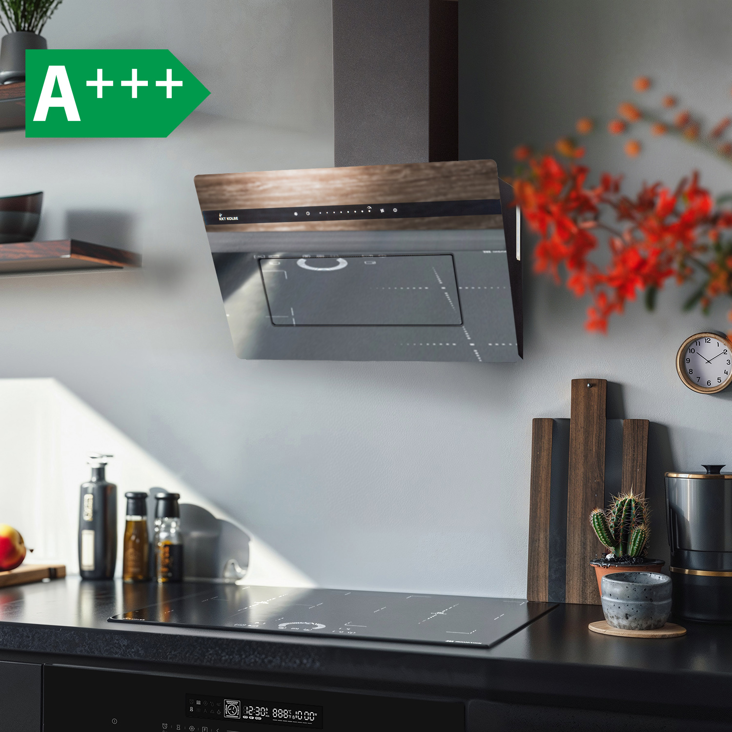 Cucina moderna con cappa A+++, piano cottura a induzione, piante e utensili su parete grigia.
