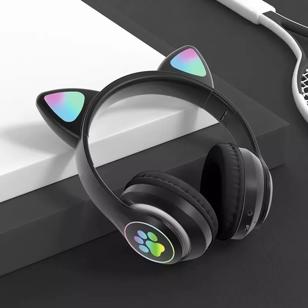 Schwarze Katzenohren-Kopfhörer mit leuchtenden Regenbogenlichtern an Ohren und Pfotenabdruck-Ohrmuscheln.