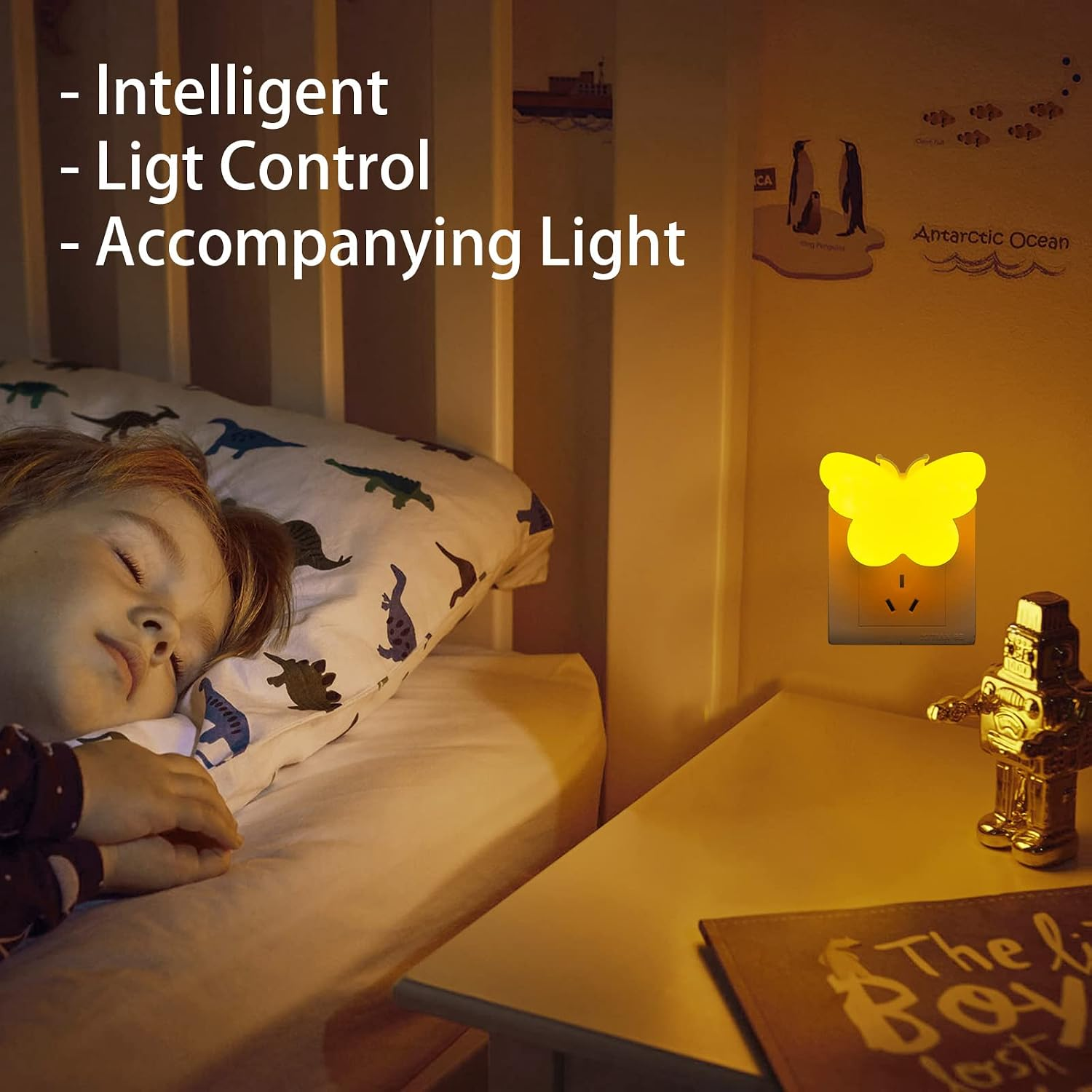 Ein Kind schläft in einem Bett mit Dinosaurier-Bettwäsche, beleuchtet von einem gelben Schmetterlings-Nachtlicht.