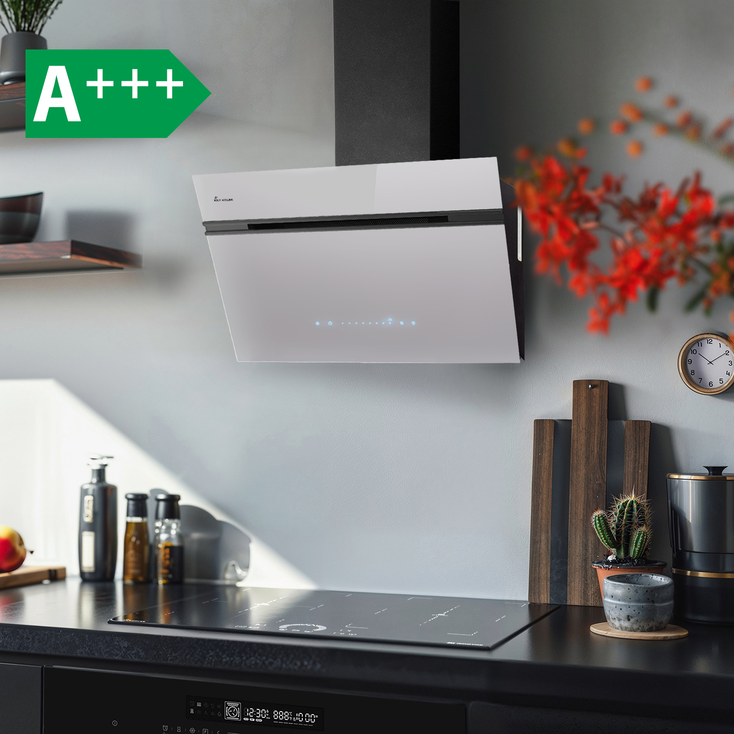 Moderna cappa aspirante bianca sopra piano cottura a induzione nero in cucina con etichetta energetica A+++.