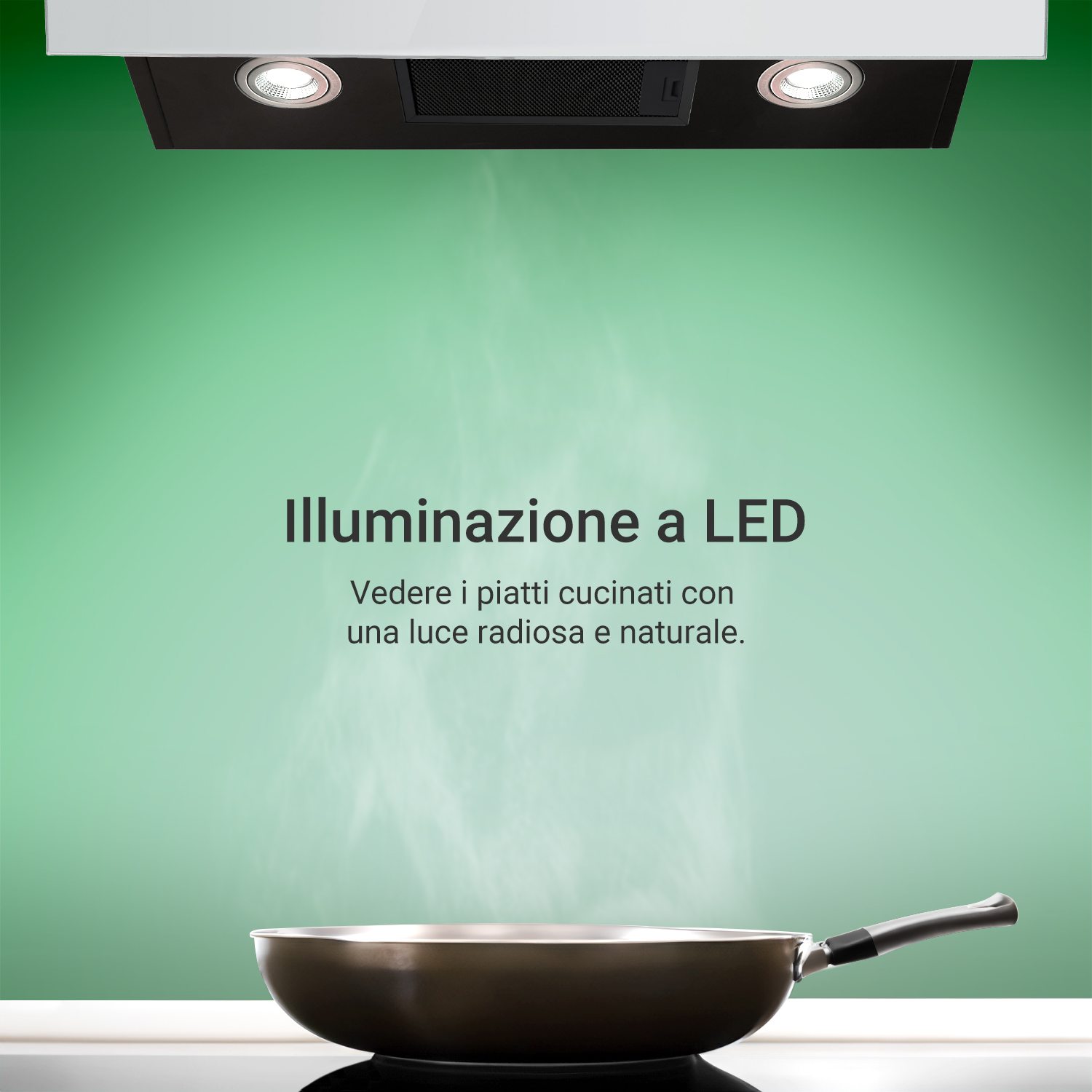 Una padella sul piano cottura con vapore sotto una cappa illuminata contro una parete verde.