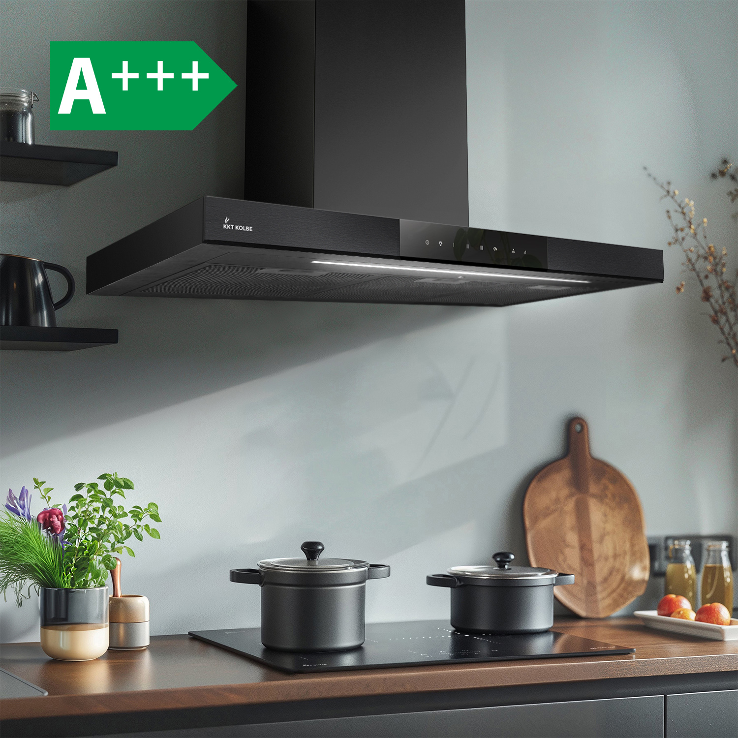Moderna cappa aspirante nera sopra un piano cottura con pentole in una cucina elegante, etichetta A+++.
