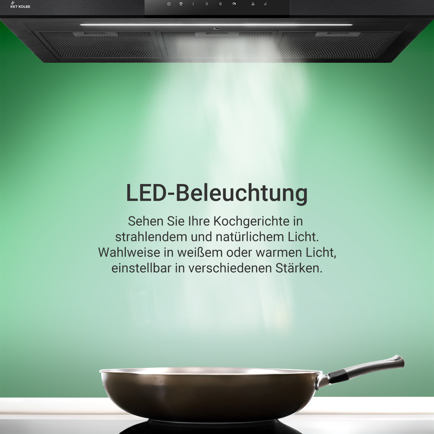 Una cappa aspirante con illuminazione LED sopra un piano cottura con padella su sfondo verde.