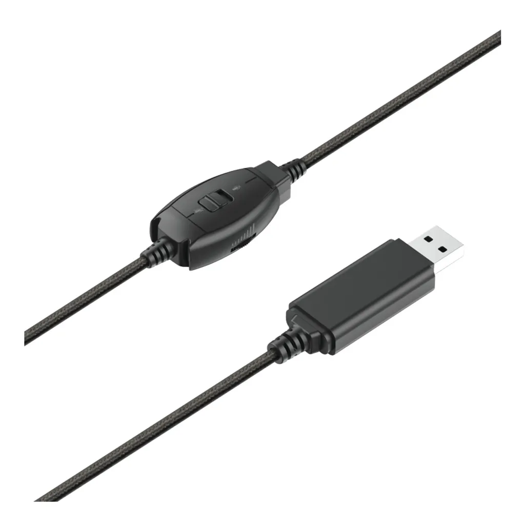 Ein schwarzes USB-Kabel mit Inline-Audio-Steuerung und einem USB-A-Anschluss auf weißem Hintergrund.