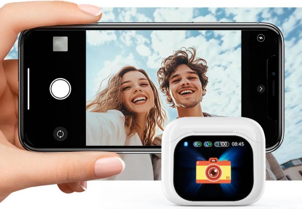 Hand hält Smartphone mit Selfie-Paar auf dem Bildschirm, daneben ein weißes Gadget mit Kamera-Symbol.