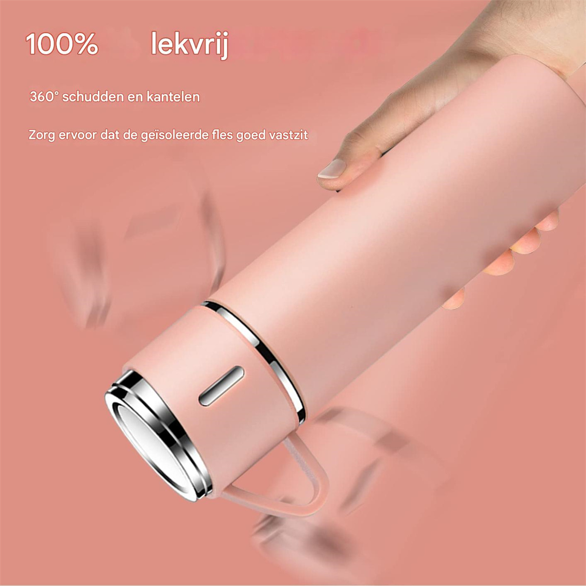 Eine Hand hält eine rosafarbene Thermosflasche mit silbernem Rand vor rosafarbenem Hintergrund.