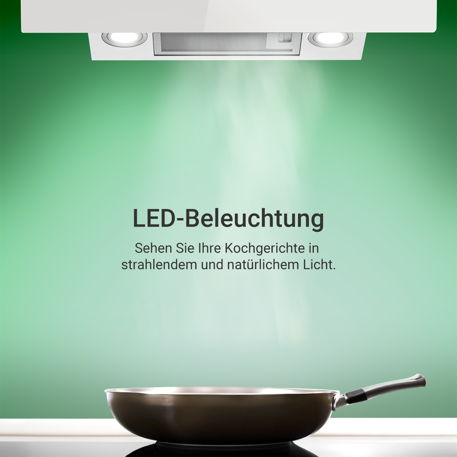 Una cappa aspirante con luce LED sopra un piano cottura con padella e sfondo verde.